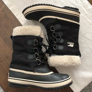 SOREL - BLACK/STONE WINTER CARNIVAL BOOTS